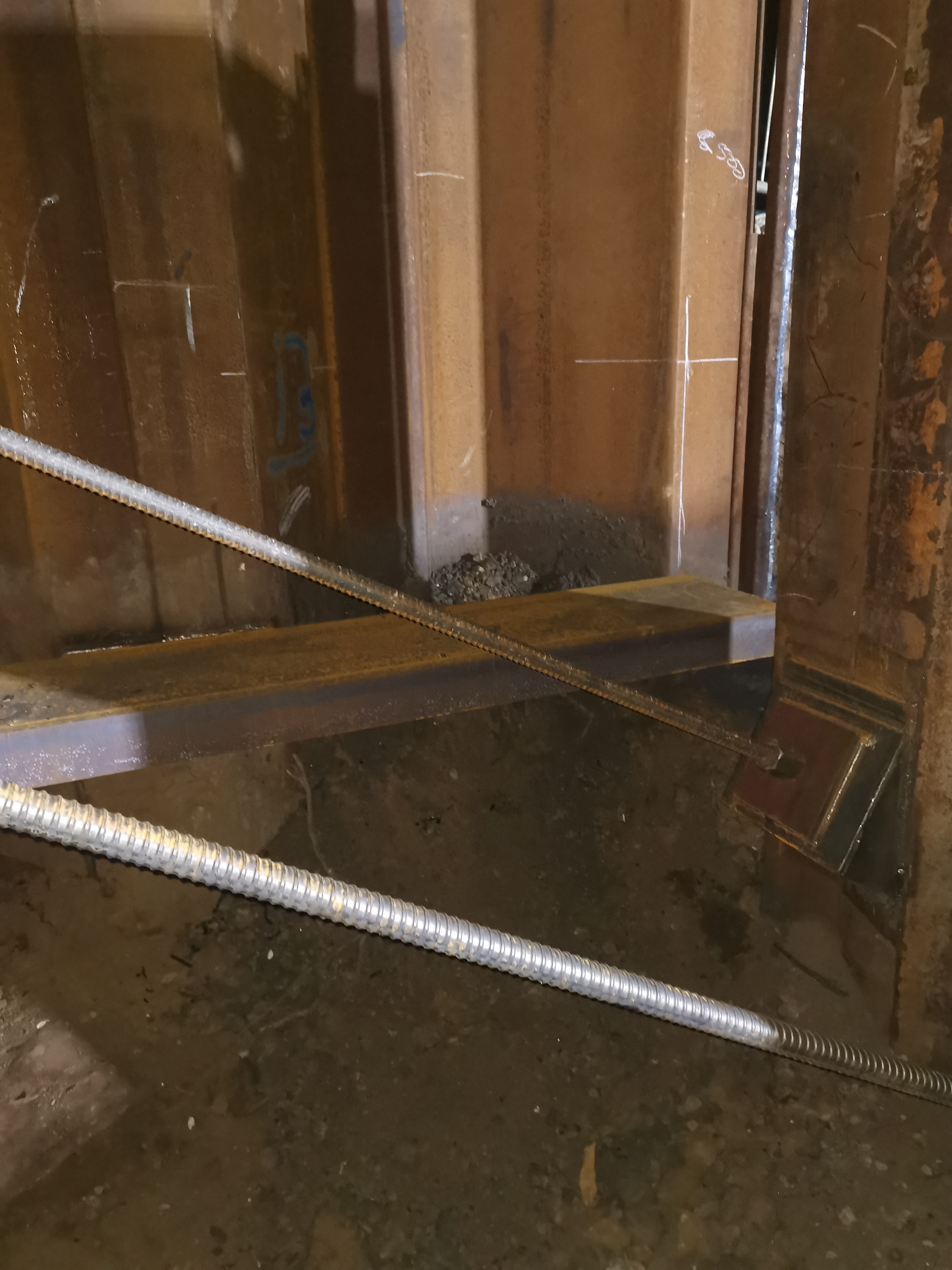 Tie-back beams seated on the sheet piles with plates in place