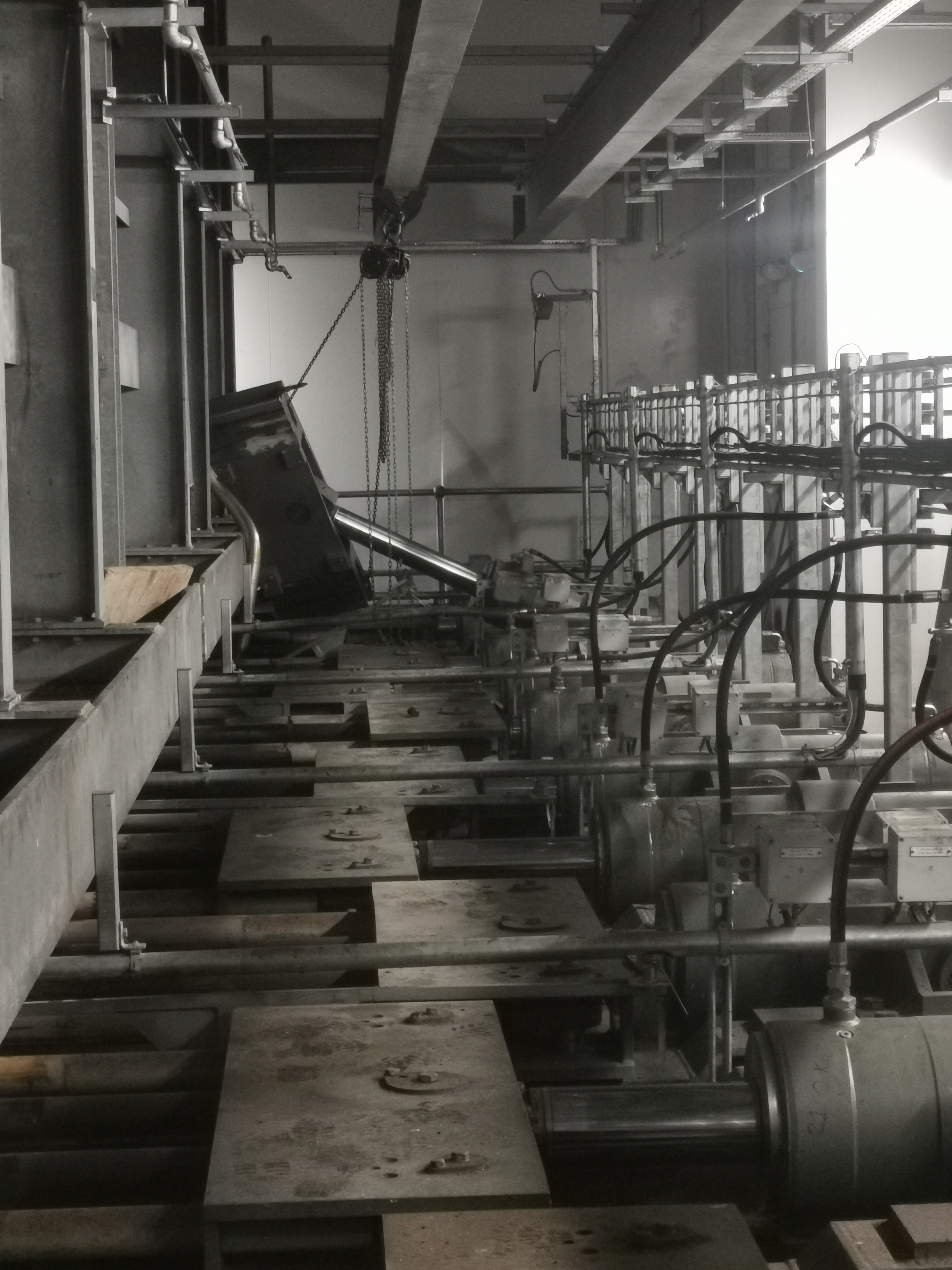 Conveyor pit with rebuilt chain assembly and guarding