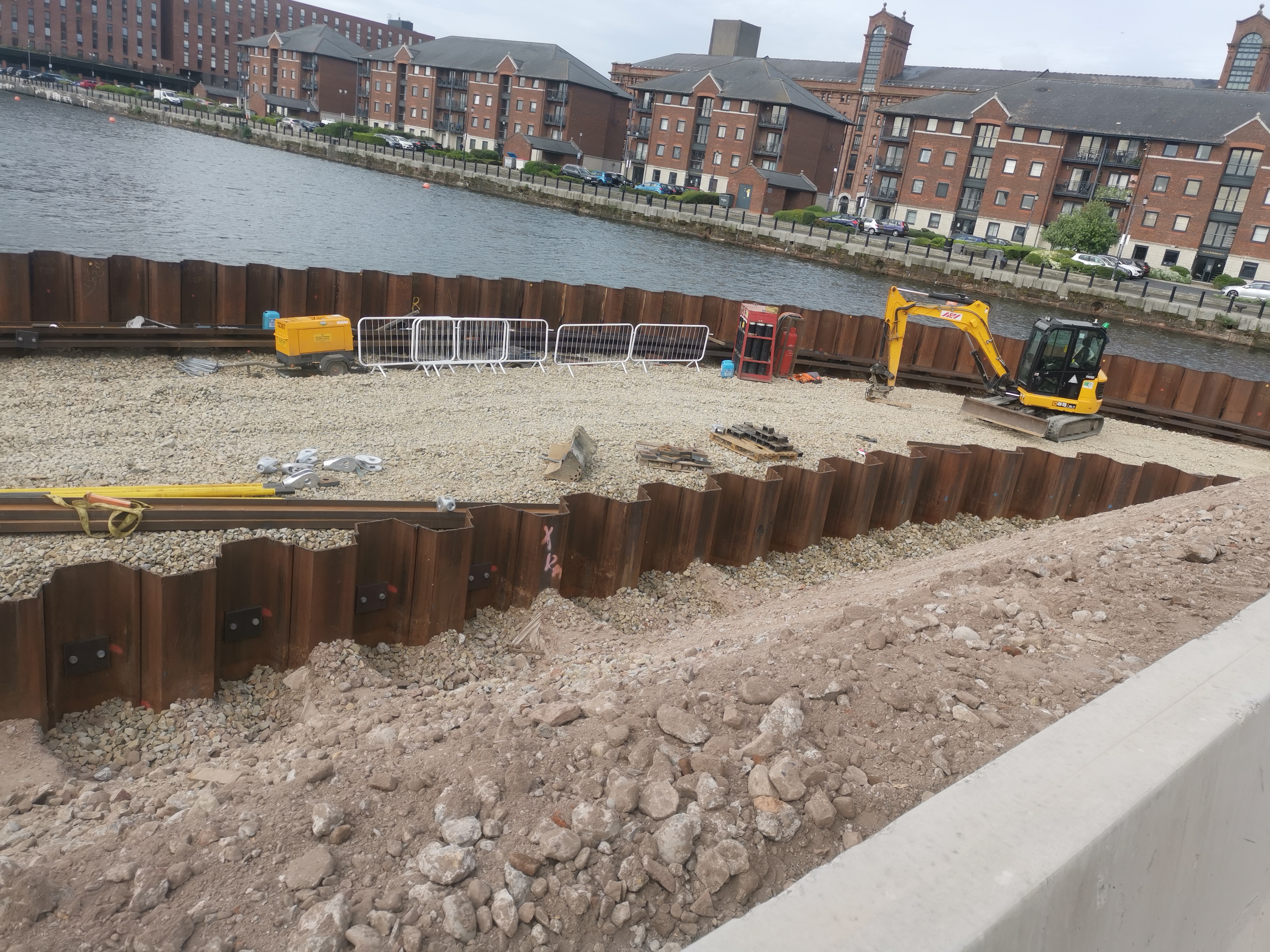 Curved beams fitted along the sheet pile wall