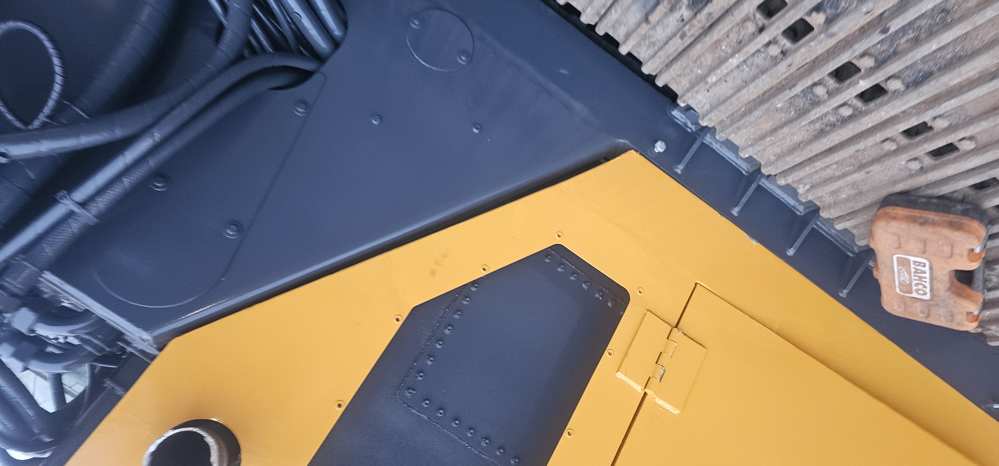 Rotary gate assembly set up for welding